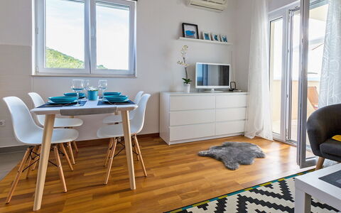 Novi Vinodolski Klenovica 104: Möbel, Eigentum, Fenster, Tabelle, Gebäude, Holz, Blau, Interior Design, Haus, Wohnzimmer