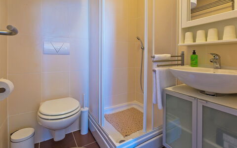 Novi Vinodolski Klenovica 104: Armatur, Eigentum, Lila, Badezimmer, Sinken, Toilleten Sitz, Interior Design, Die Architektur, Toilette, Bad Sink