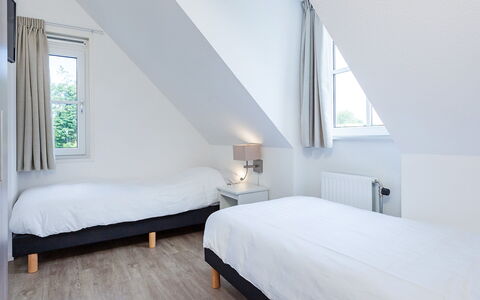 Noordwijk 710: Möbel, Gebäude, Komfort, Fenster, Azurblau, Holz, Textil, Bett, Schatten, Bettrahmen