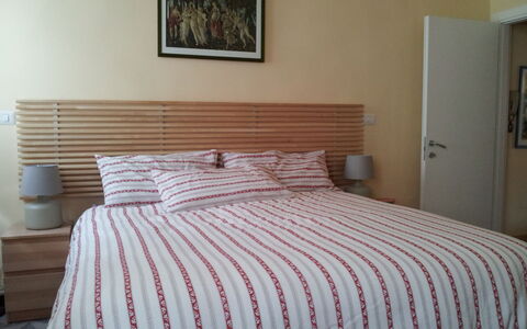 Residenza Monna Lisa: Schlafzimmer, Bett, Bettdecke, Möbel, Bedding, Zimmer, Bettwäsche, Eigentum, Bettrahmen, Matratze