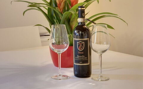 Residenza Monna Lisa: Flasche, Trinken, Glasflasche, Barware, Rotwein, Weinflasche, Alkoholisches Getränk, Likör, Wein, Glas