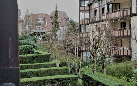 Deauville-Trouville 283: Pflanze, Gebäude, Eigentum, Fenster, Baum, Urban Design, Himmel, Gehölz, Treppe, Haus