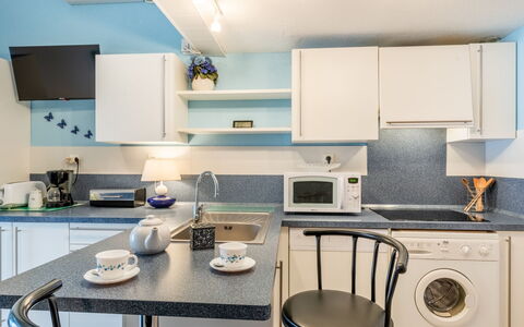 Les Patios de la Mer: Cabinetry, Wäschekammer, Möbel, Countertop, Eigentum, Küchengerät, Herd, Küche, Gasherd, Azurblau