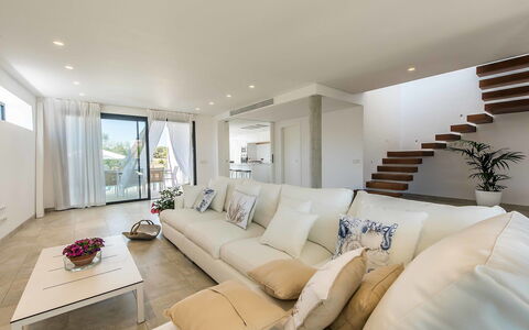 Marianne: Eigentum, Zimmer, Wohnzimmer, Interior Design, Möbel, Weiss, Decke, Grundeigentum, Gebäude, Haus