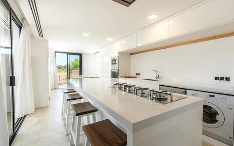 Marianne: Eigentum, Zimmer, Interior Design, Countertop, Möbel, Gebäude, Grundeigentum, Küche, Haus, Die Architektur
