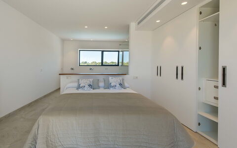 Marianne: Schlafzimmer, Zimmer, Eigentum, Möbel, Bett, Fussboden, Decke, Interior Design, Bettrahmen, Holzboden