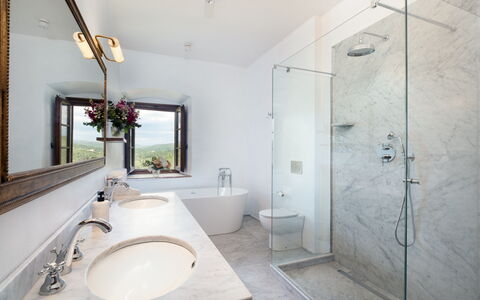 Villa Le Corti: Armatur, Badezimmer, Interior Design, Zapfhahn, Flooring, Decke, Installation, Sinken, Spiegel, Bad Sink