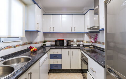 Apartamentos Pueblo Valleverde: Eigentum, Zimmer, Countertop, Küche, Cabinetry, Möbel, Gelb, Gebäude, Interior Design, Grundeigentum