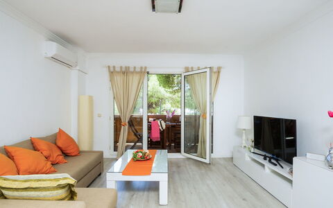 Apartamentos Pueblo Valleverde: Zimmer, Eigentum, Möbel, Interior Design, Wohnzimmer, Haus, Gebäude, Fussboden, Gelb, Decke