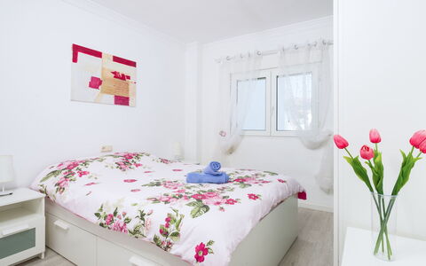 Apartamentos Pueblo Valleverde: Schlafzimmer, Bett, Zimmer, Möbel, Bettdecke, Eigentum, Bedding, Rosa, Bettrahmen, Interior Design