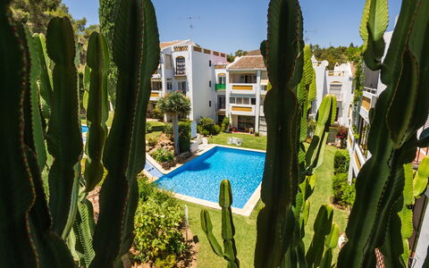 Apartamentos Pueblo Valleverde: Himmel, Pflanze, Eigentum, Azurblau, Wasser, Botanik, Vegetation, Grundstueck, Gras, Biome