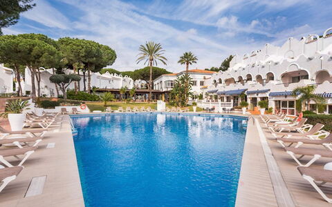 Reserva de Marbella: Wasser, Wolke, Himmel, Möbel, Schwimmbad, Strandresort, Pflanze, Azurblau, Stuhl, Baum