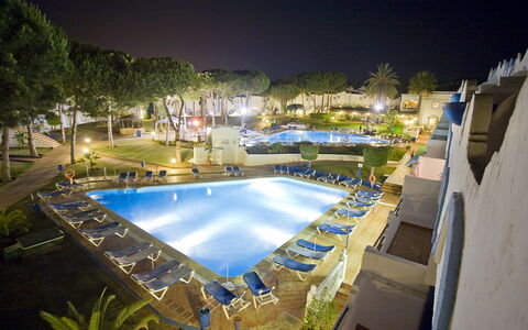 Reserva de Marbella: Schwimmbad, Eigentum, Resort, Gebäude, Hotel, Wohnung, Freizeit, Nacht, Grundeigentum, Baum