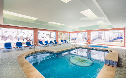 Reserva de Marbella: Schwimmbad, Freizeitzentrum, Eigentum, Freizeit, Gebäude, Zimmer, Himmel, Interior Design, Resort, Grundeigentum