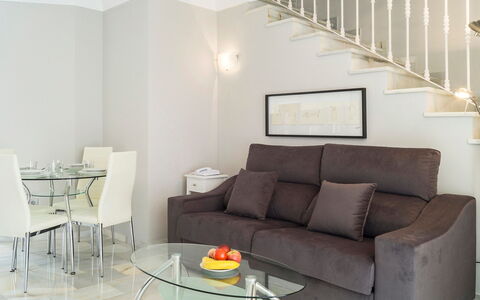 Reserva de Marbella: Möbel, Wohnzimmer, Zimmer, Couch, Eigentum, Interior Design, Schlafsofa, Tabelle, Wand, Fussboden