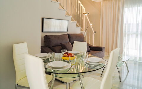 Reserva de Marbella: Zimmer, Interior Design, Möbel, Eigentum, Wohnzimmer, Esszimmer, Vorhang, Gelb, Tabelle, Gebäude