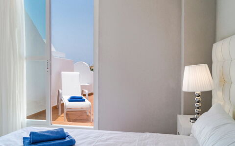 Reserva de Marbella: Schlafzimmer, Zimmer, Möbel, Bett, Eigentum, Interior Design, Bettdecke, Matratze, Wand, Gebäude