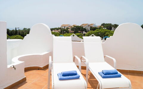 Reserva de Marbella: Weiss, Eigentum, Blau, Möbel, Gartenmöbel, Sonnenliege, Haus, Zimmer, Grundeigentum, Die Architektur