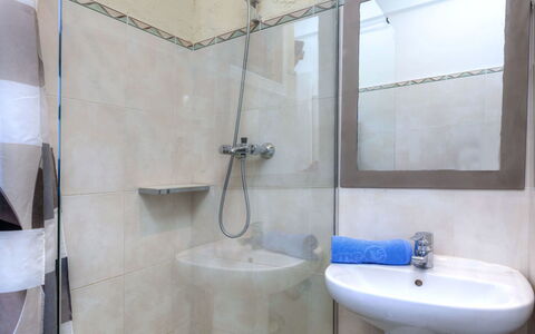 Gran Sol: Zapfhahn, Armatur, Sinken, Eigentum, Gebäude, Bad Sink, Badezimmer, Duschkopf, Lila