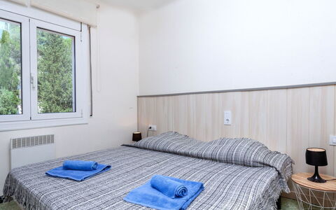 Gran Sol: Möbel, Fenster, Gebäude, Komfort, Azurblau, Holz, Textil, Die Architektur, Bettrahmen