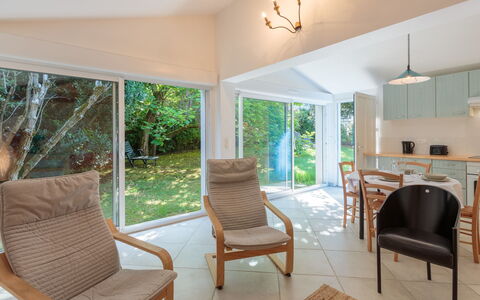 Domremy: Möbel, Eigentum, Holz, Stuhl, Interior Design, Pflanze, Schatten, Flooring, Fussboden, Hartholz