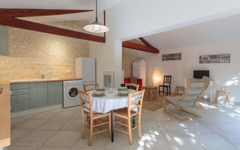 Domremy: Möbel, Tabelle, Cabinetry, Stuhl, Gebäude, Holz, Wohnzimmer, Countertop, Interior Design, Küche