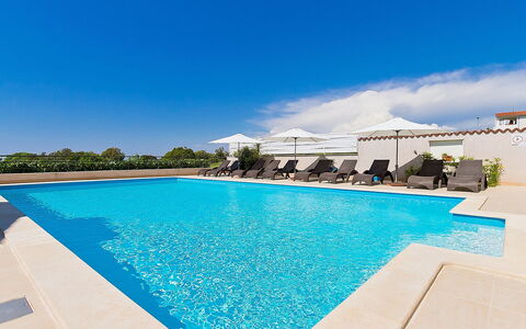Dunja: Schwimmbad, Eigentum, Urlaub, Himmel, Azurblau, Resort, Wasser, Grundeigentum, Freizeit, Gebäude