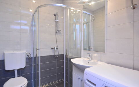Dunja: Badezimmer, Eigentum, Zimmer, Fliese, Armatur, Die Architektur, Zapfhahn, Grundeigentum, Interior Design, Duschtür