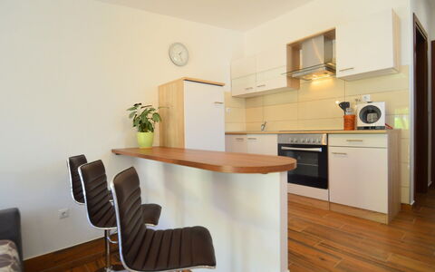 Dunja: Zimmer, Eigentum, Möbel, Fussboden, Gebäude, Interior Design, Haus, Holzboden, Küche, Grundeigentum
