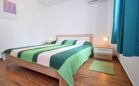 Dunja: Schlafzimmer, Bett, Möbel, Zimmer, Eigentum, Bettdecke, Bettrahmen, Fussboden, Interior Design, Grün