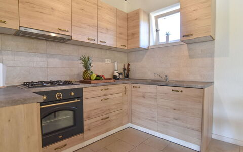 Mate Ceko: Countertop, Cabinetry, Eigentum, Zimmer, Möbel, Küche, Fliese, Herd, Fussboden, Gebäude