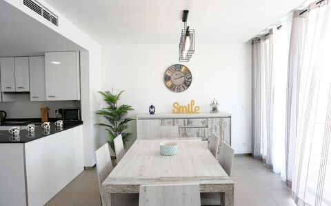 L'Ampolla 652: Zimmer, Weiss, Eigentum, Interior Design, Decke, Möbel, Gebäude, Fussboden, Haus, Tabelle