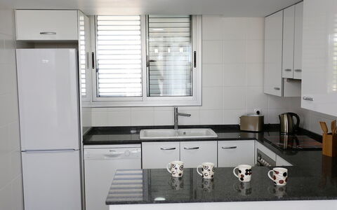 L'Ampolla 652: Zimmer, Eigentum, Küche, Countertop, Cabinetry, Möbel, Interior Design, Gebäude, Herd, Major Appliance