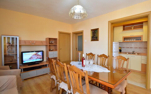 Snježana: Möbel, Eigentum, Tabelle, Holz, Gebäude, Interior Design, Beleuchtung, Stuhl, Flooring, Bilderrahmen