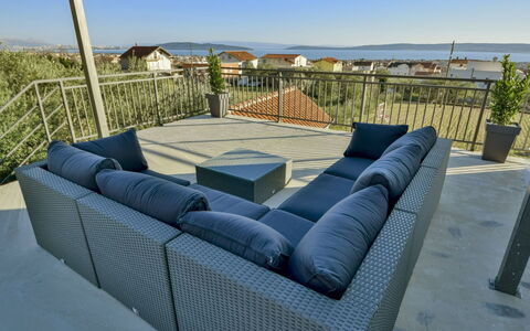 Aurora: Eigentum, Möbel, Studio Couch, Couch, Haus, Zimmer, Grundeigentum, Zuhause, Tabelle, Die Architektur