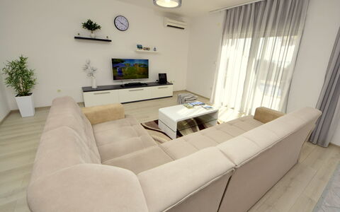 Aurora: Wohnzimmer, Möbel, Eigentum, Zimmer, Interior Design, Fussboden, Tabelle, Wand, Kaffetisch, Gebäude