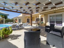 V4 Canelas - 4 Bedroom Villa w Private Pool, Near