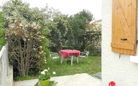 Félicité: Eigentum, Garten, Garten, Hinterhof, Baum, Haus, Gras, Pflanze, Zimmer, Blume