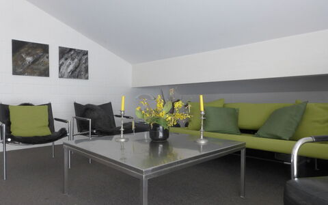 Im Gruebi Apt.5: Tabelle, Möbel, Couch, Gebäude, Komfort, Zimmerpflanze, Beleuchtung, Interior Design, Pflanze