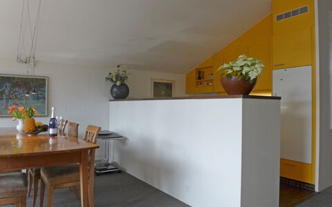 Im Gruebi Apt.5: Tabelle, Pflanze, Möbel, Zimmerpflanze, Gebäude, Blumentopf, Orange, Beleuchtung, Interior Design, Holz
