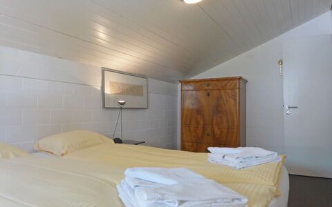 Im Gruebi Apt.5: Komfort, Holz, Gebäude, Fussboden, Bett, Hartholz, Decke, Flooring, Bedding