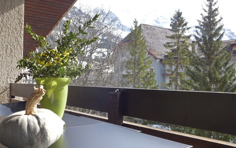 Im Gruebi Apt.5: Himmel, Daytime, Eigentum, Pflanze, Blatt, Die Architektur, Blumentopf, Gebäude, Schatten, Urban Design