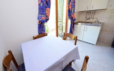 Orebić 122.2: Zimmer, Möbel, Tabelle, Haus, Interior Design, Stuhl, Fussboden, Schlafzimmer