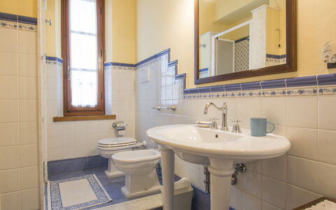 Di Vinci: Badezimmer, Eigentum, Zimmer, Die Architektur, Interior Design, Gebäude, Fliese, Grundeigentum, Armatur, Haus