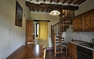 Ginestra: Eigentum, Zimmer, Decke, Gebäude, Möbel, Interior Design, Haus, Strahl, Holz, Hartholz