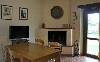 Ciclamino: Zimmer, Eigentum, Möbel, Wohnzimmer, Interior Design, Fussboden, Gebäude, Kamin, Hartholz, Feuerstelle
