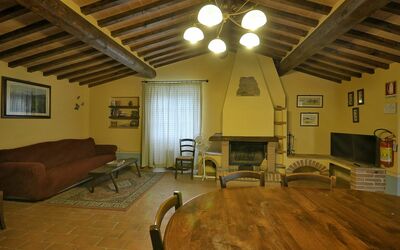 Tulipano: Zimmer, Eigentum, Gebäude, Decke, Interior Design, Möbel, Grundeigentum, Fussboden, Dachboden, Wohnzimmer