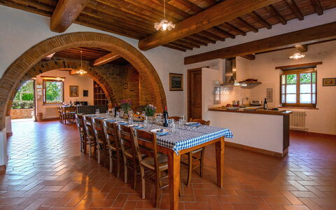 Villa Il Prato: Möbel, Tabelle, Stuhl, Küche & Esszimmer Tisch, Esszimmer, Zuhause, Zimmer, Backstein, Holzbeize, Zimmerpflanze