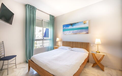 Lorcrimar Ii: Möbel, Eigentum, Komfort, Azurblau, Textil, Holz, Bett, Interior Design, Schatten