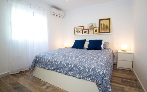 Trebol: Schlafzimmer, Bett, Möbel, Zimmer, Bettdecke, Eigentum, Bedding, Bettrahmen, Interior Design, Fussboden